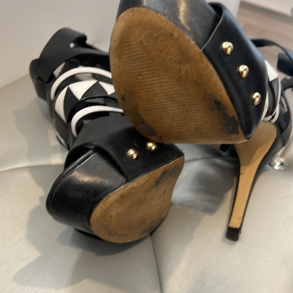 Guess 5’ Black-and-white high heels with zipper up the back - Picture 4 of 5